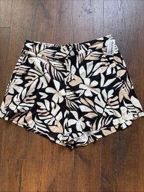 NWT Old Navy Black Playa Floral Print Shorts - Beige & White Accents Size Medium